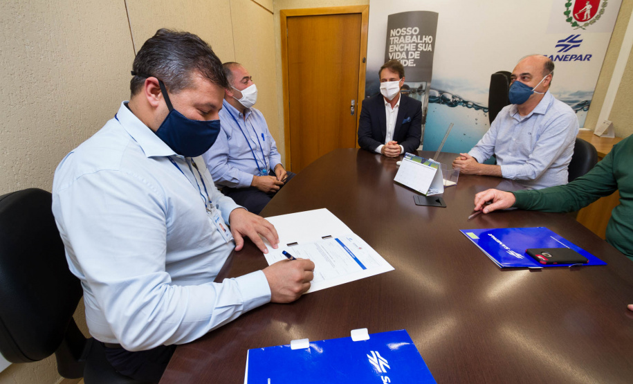 Para ampliar os serviços de coleta e tratamento de esgoto em Ivaiporã, a Sanepar e a Prefeitura assinaram nesta quarta-feira (22) ordem de serviço para as obras, que começam em maio e têm duração de dois anos. O documento foi assinado em Curitiba pelo prefeito de Ivaiporã, Miguel Amaral, pelo diretor-presidente da Sanepar, Claudio Stabile, pelo diretor de Investimentos, Joel de Jesus Macedo, pelo diretor Comercial, Toco Zanetti, e pelo deputado estadual Artagão Júnior.
 Foto:Sanepar