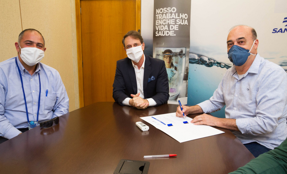 Para ampliar os serviços de coleta e tratamento de esgoto em Ivaiporã, a Sanepar e a Prefeitura assinaram nesta quarta-feira (22) ordem de serviço para as obras, que começam em maio e têm duração de dois anos. O documento foi assinado em Curitiba pelo prefeito de Ivaiporã, Miguel Amaral, pelo diretor-presidente da Sanepar, Claudio Stabile, pelo diretor de Investimentos, Joel de Jesus Macedo, pelo diretor Comercial, Toco Zanetti, e pelo deputado estadual Artagão Júnior.
 Foto:Sanepar