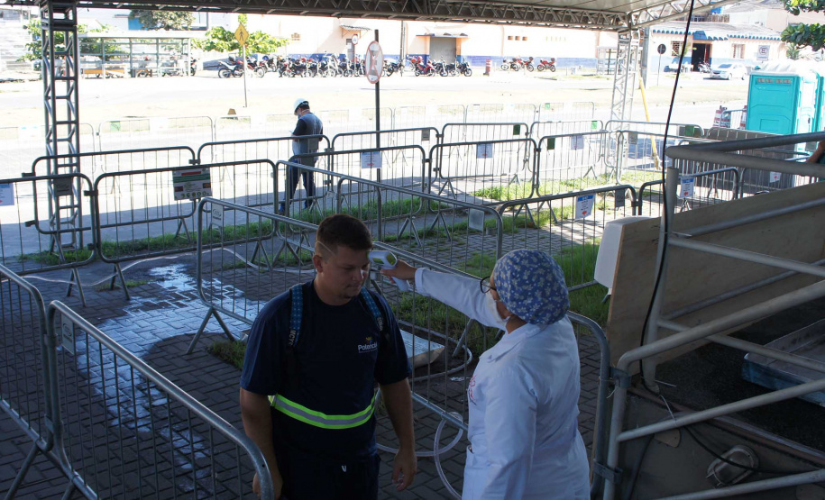 As medidas de higiene adotadas nos portos do Paraná para prevenção e combate à Covid-19 têm a aprovação de 84% dos trabalhadores portuários avulsos (TPAs). A pesquisa, realizada pelo Órgão Gestor de Mão de Obra (Ogmo), ouviu 684 colaboradores entre 27 de março e 16 de abril.

Foto: Portos do Paraná