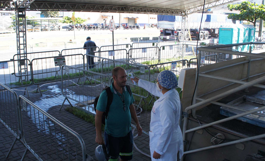 As medidas de higiene adotadas nos portos do Paraná para prevenção e combate à Covid-19 têm a aprovação de 84% dos trabalhadores portuários avulsos (TPAs). A pesquisa, realizada pelo Órgão Gestor de Mão de Obra (Ogmo), ouviu 684 colaboradores entre 27 de março e 16 de abril.

Foto: Portos do Paraná