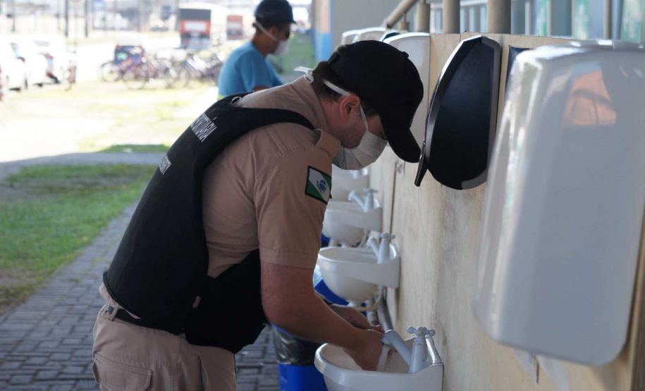 As medidas de higiene adotadas nos portos do Paraná para prevenção e combate à Covid-19 têm a aprovação de 84% dos trabalhadores portuários avulsos (TPAs). A pesquisa, realizada pelo Órgão Gestor de Mão de Obra (Ogmo), ouviu 684 colaboradores entre 27 de março e 16 de abril.

Foto: Portos do Paraná