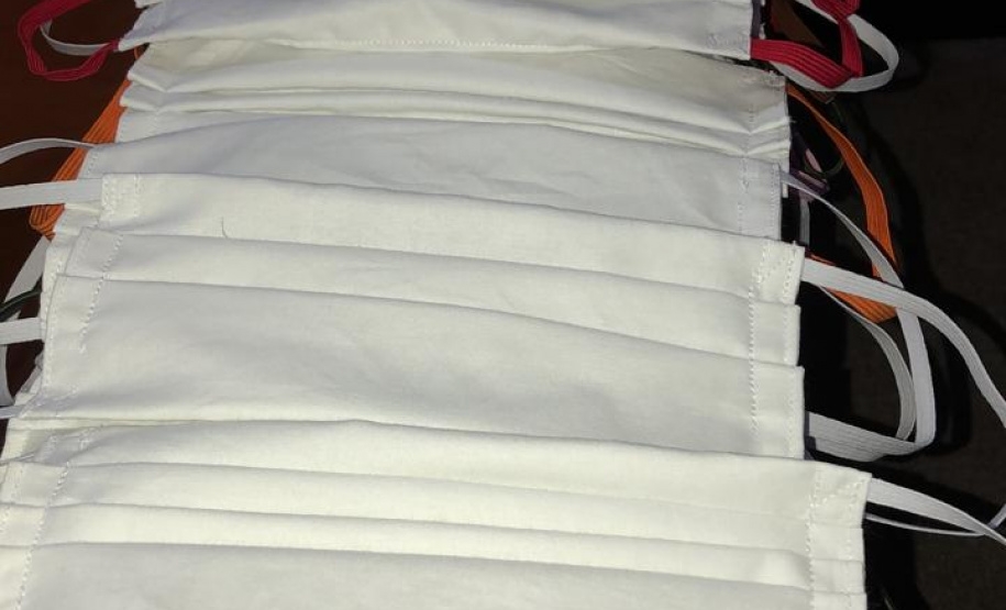 Voluntários da Copel fazem máscaras de proteção. Foto: Copel