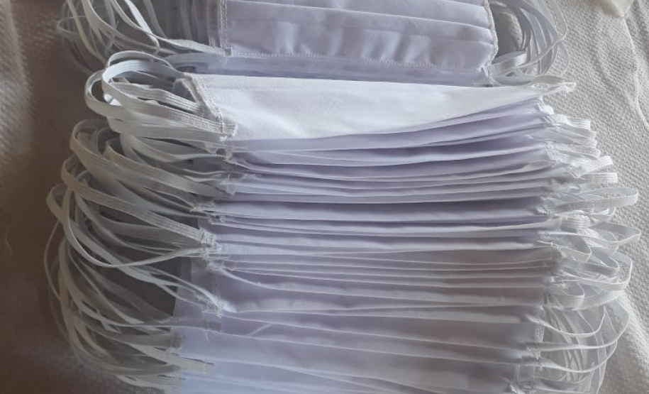 Voluntários da Copel fazem máscaras de proteção. Foto: Copel