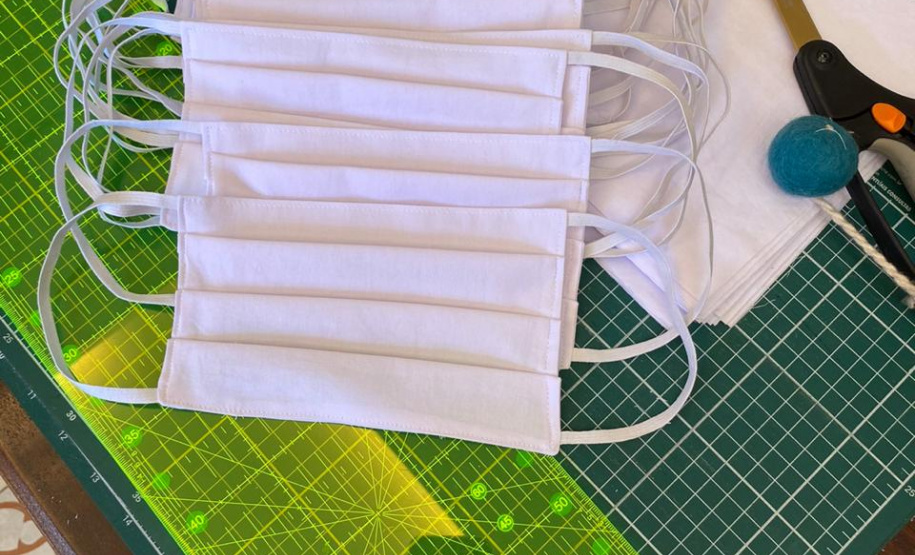 Voluntários da Copel fazem máscaras de proteção. Foto: Copel