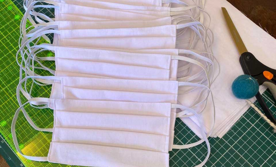 Voluntários da Copel fazem máscaras de proteção. Foto: Copel