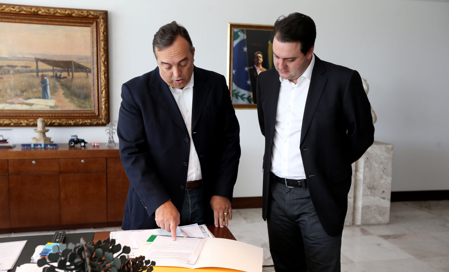 O Governador Carlos Massa Ratinho Junior sanciona nesta quinta-feira (23), o projeto de lei que suspende o corte dos serviços de energia elétrica, água e gás no estado do Paraná para a população mais vulnerável enquanto vigorar as medidas de restrição de combate à pandemia de coronavírus, acompanhado dos deputados Fernando Francischini, Luiz Claudio Romanelli e Ademar Traiano. Curitiba, 23/04/2020 - Foto: Geraldo Bubniak/AEN