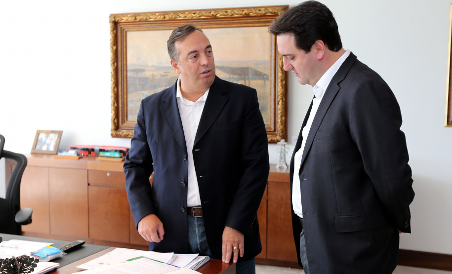 O Governador Carlos Massa Ratinho Junior sanciona nesta quinta-feira (23), o projeto de lei que suspende o corte dos serviços de energia elétrica, água e gás no estado do Paraná para a população mais vulnerável enquanto vigorar as medidas de restrição de combate à pandemia de coronavírus, acompanhado dos deputados Fernando Francischini, Luiz Claudio Romanelli e Ademar Traiano. Curitiba, 23/04/2020 - Foto: Geraldo Bubniak/AEN