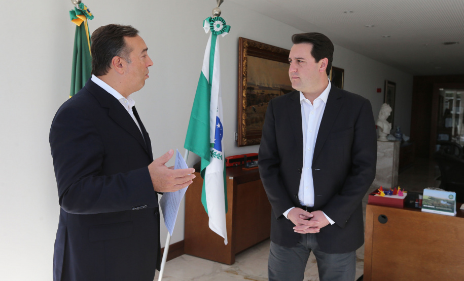 O Governador Carlos Massa Ratinho Junior sanciona nesta quinta-feira (23), o projeto de lei que suspende o corte dos serviços de energia elétrica, água e gás no estado do Paraná para a população mais vulnerável enquanto vigorar as medidas de restrição de combate à pandemia de coronavírus, acompanhado dos deputados Fernando Francischini, Luiz Claudio Romanelli e Ademar Traiano. Curitiba, 23/04/2020 - Foto: Geraldo Bubniak/AEN