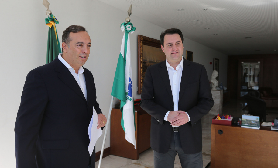 O Governador Carlos Massa Ratinho Junior sanciona nesta quinta-feira (23), o projeto de lei que suspende o corte dos serviços de energia elétrica, água e gás no estado do Paraná para a população mais vulnerável enquanto vigorar as medidas de restrição de combate à pandemia de coronavírus, acompanhado dos deputados Fernando Francischini, Luiz Claudio Romanelli e Ademar Traiano. Curitiba, 23/04/2020 - Foto: Geraldo Bubniak/AEN