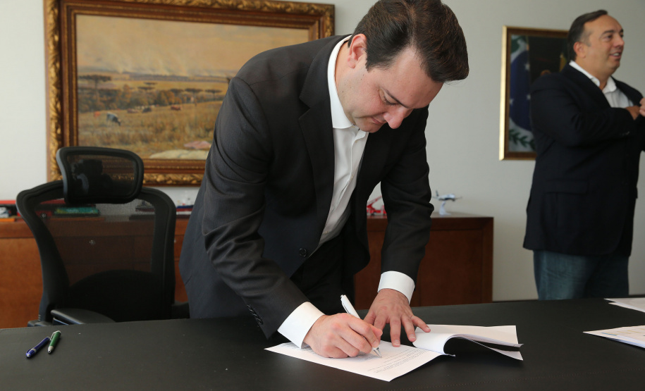 O Governador Carlos Massa Ratinho Junior sanciona nesta quinta-feira (23), o projeto de lei que suspende o corte dos serviços de energia elétrica, água e gás no estado do Paraná para a população mais vulnerável enquanto vigorar as medidas de restrição de combate à pandemia de coronavírus, acompanhado dos deputados Fernando Francischini, Luiz Claudio Romanelli e Ademar Traiano. Curitiba, 23/04/2020 - Foto: Geraldo Bubniak/AEN