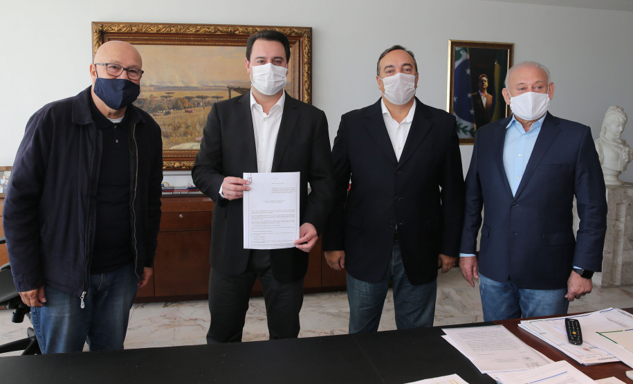 O Governador Carlos Massa Ratinho Junior sanciona nesta quinta-feira (23), o projeto de lei que suspende o corte dos serviços de energia elétrica, água e gás no estado do Paraná para a população mais vulnerável enquanto vigorar as medidas de restrição de combate à pandemia de coronavírus, acompanhado dos deputados Fernando Francischini, Luiz Claudio Romanelli e Ademar Traiano. Curitiba, 23/04/2020 - Foto: Geraldo Bubniak/AEN