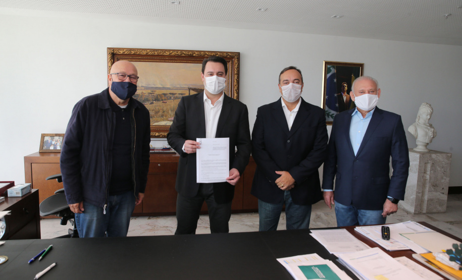 O Governador Carlos Massa Ratinho Junior sanciona nesta quinta-feira (23), o projeto de lei que suspende o corte dos serviços de energia elétrica, água e gás no estado do Paraná para a população mais vulnerável enquanto vigorar as medidas de restrição de combate à pandemia de coronavírus, acompanhado dos deputados Fernando Francischini, Luiz Claudio Romanelli e Ademar Traiano. Curitiba, 23/04/2020 - Foto: Geraldo Bubniak/AEN