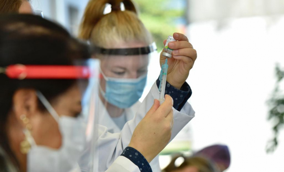 Caminhoneiros recebem vacina contra a gripe no Porto de Paranaguá. Foto: Claudio Neves