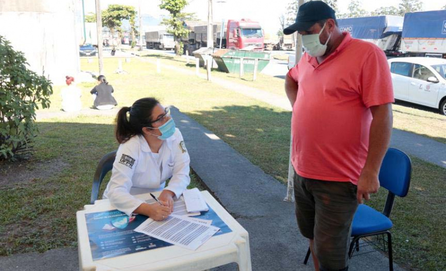 Caminhoneiros recebem vacina contra a gripe no Porto de Paranaguá. Foto: Claudio Neves