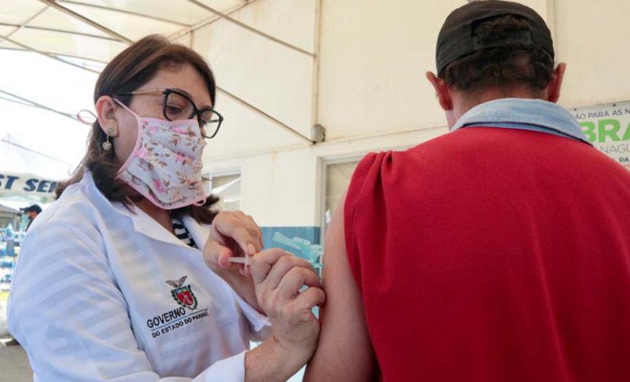 Caminhoneiros recebem vacina contra a gripe no Porto de Paranaguá. Foto: Claudio Neves