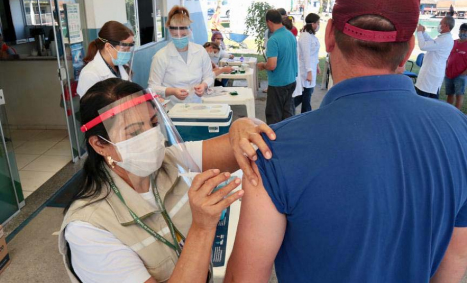 Caminhoneiros recebem vacina contra a gripe no Porto de Paranaguá. Foto: Claudio Neves