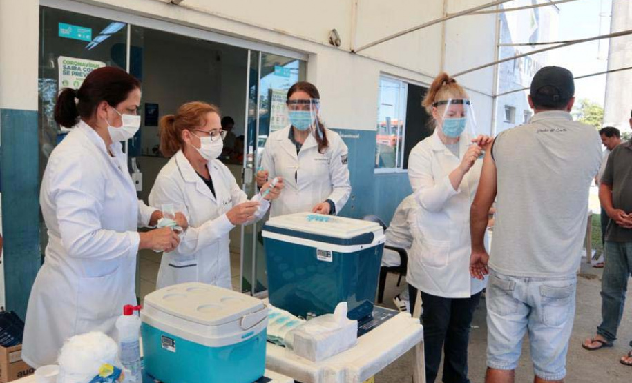 Caminhoneiros recebem vacina contra a gripe no Porto de Paranaguá. Foto: Claudio Neves