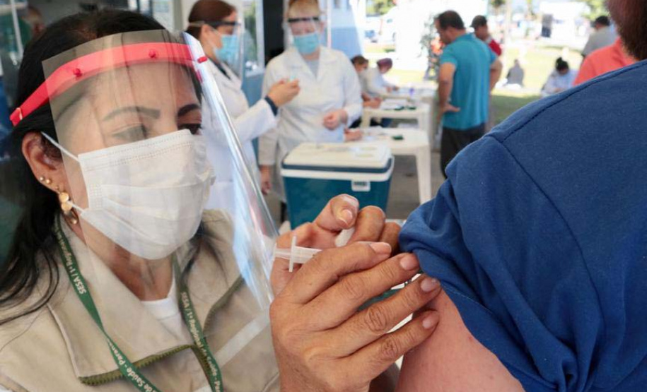 Caminhoneiros recebem vacina contra a gripe no Porto de Paranaguá. Foto: Claudio Neves