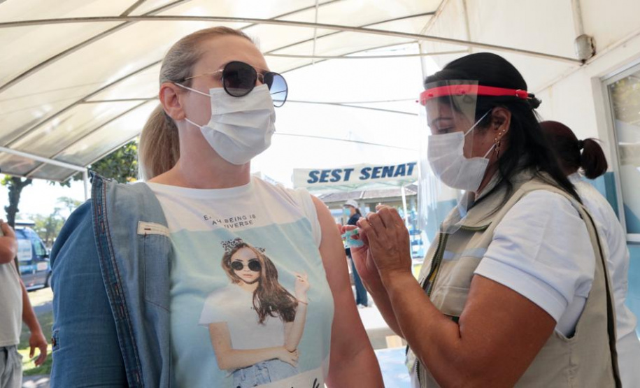 Caminhoneiros recebem vacina contra a gripe no Porto de Paranaguá. Foto: Claudio Neves