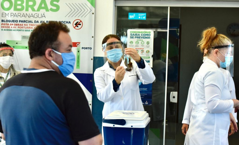 Caminhoneiros recebem vacina contra a gripe no Porto de Paranaguá. Foto: Claudio Neves