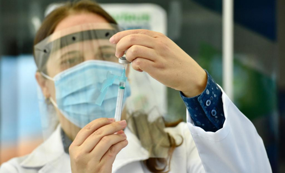 Caminhoneiros recebem vacina contra a gripe no Porto de Paranaguá. Foto: Claudio Neves