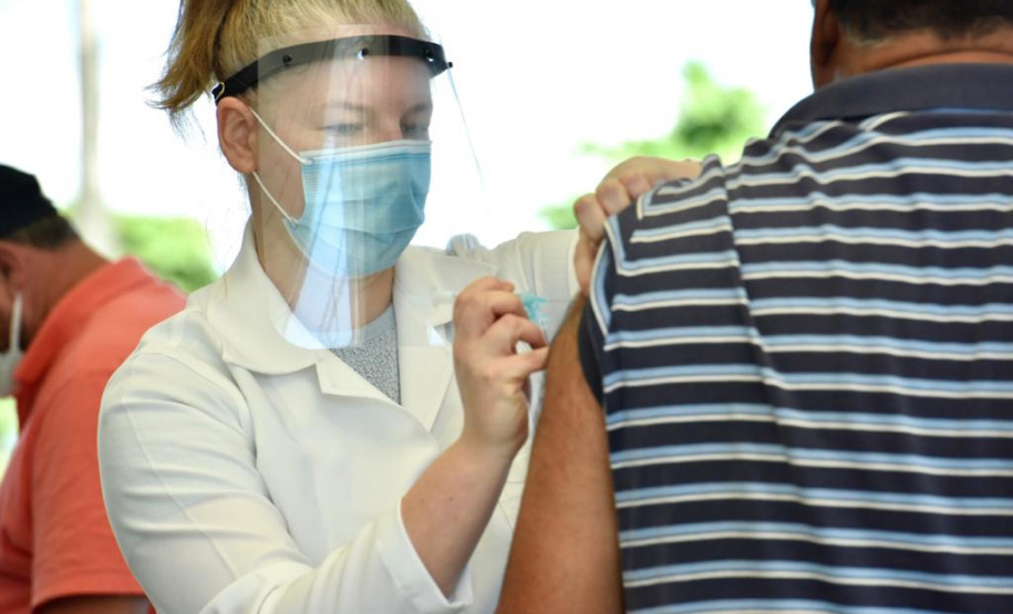 Caminhoneiros recebem vacina contra a gripe no Porto de Paranaguá. Foto: Claudio Neves