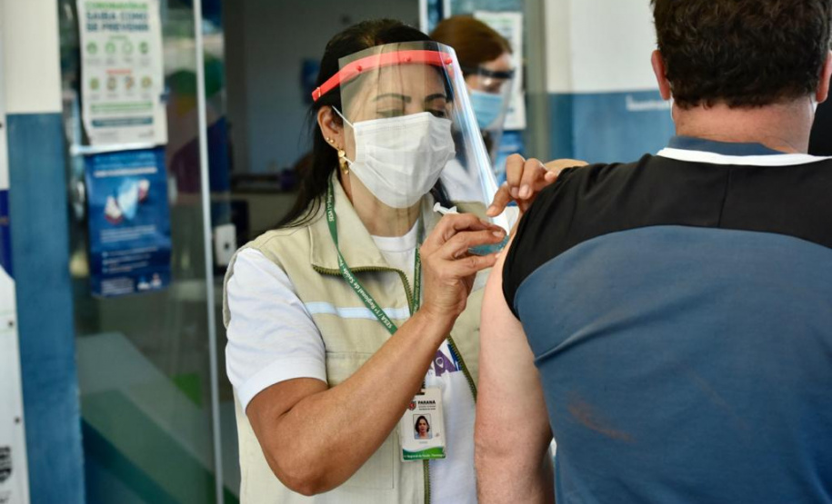Caminhoneiros recebem vacina contra a gripe no Porto de Paranaguá. Foto: Claudio Neves