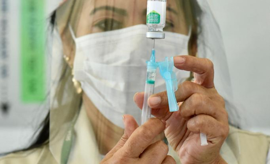 Caminhoneiros recebem vacina contra a gripe no Porto de Paranaguá. Foto: Claudio Neves