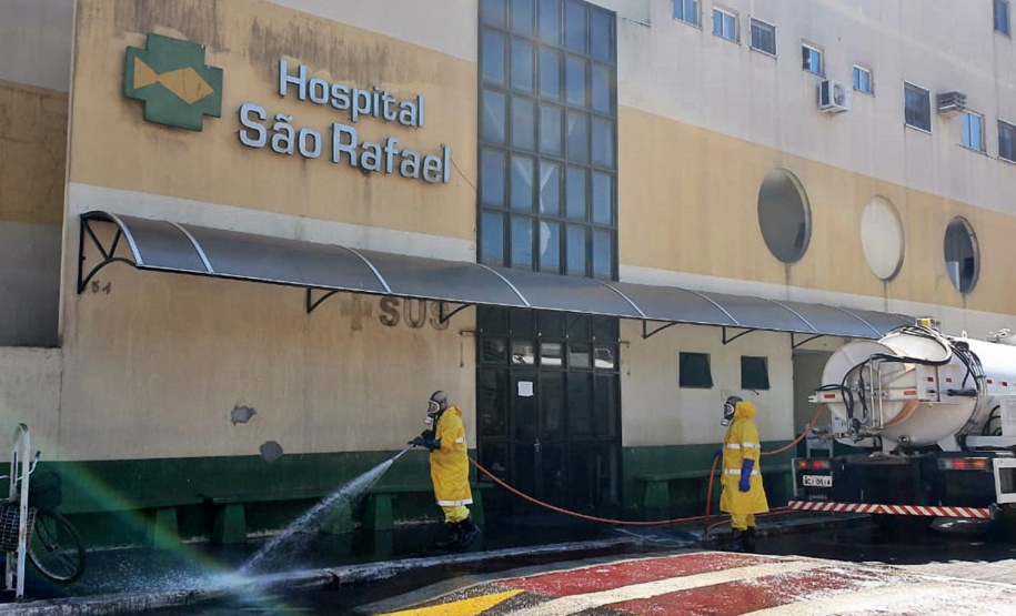 Sanepar repete desinfecção do entorno de hospitais de Londrina nesta sexta (24). Foto: Sanepar