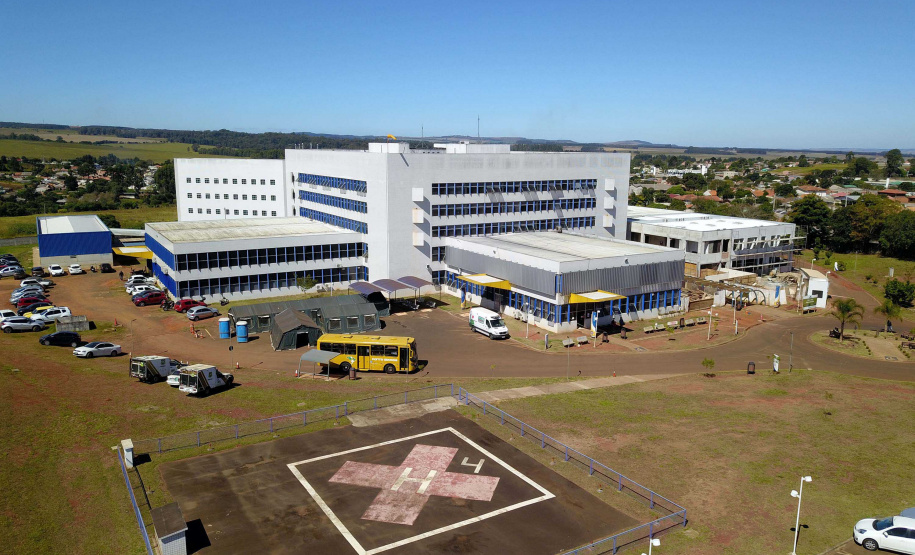 O governador Carlos Massa Ratinho Junior esteve nesta quinta-feira (23) no Hospital Regional Universitário dos Campos Gerais, em Ponta Grossa, e anunciou o repasse de mais de R$ 28 milhões para ações de combate ao novo coronavírus na região.