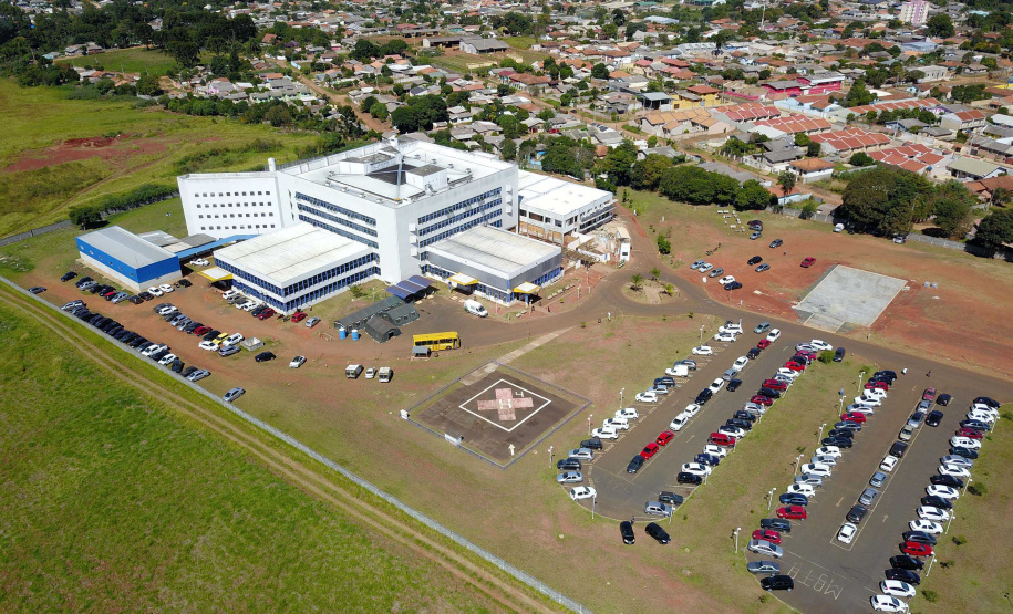 O governador Carlos Massa Ratinho Junior esteve nesta quinta-feira (23) no Hospital Regional Universitário dos Campos Gerais, em Ponta Grossa, e anunciou o repasse de mais de R$ 28 milhões para ações de combate ao novo coronavírus na região.