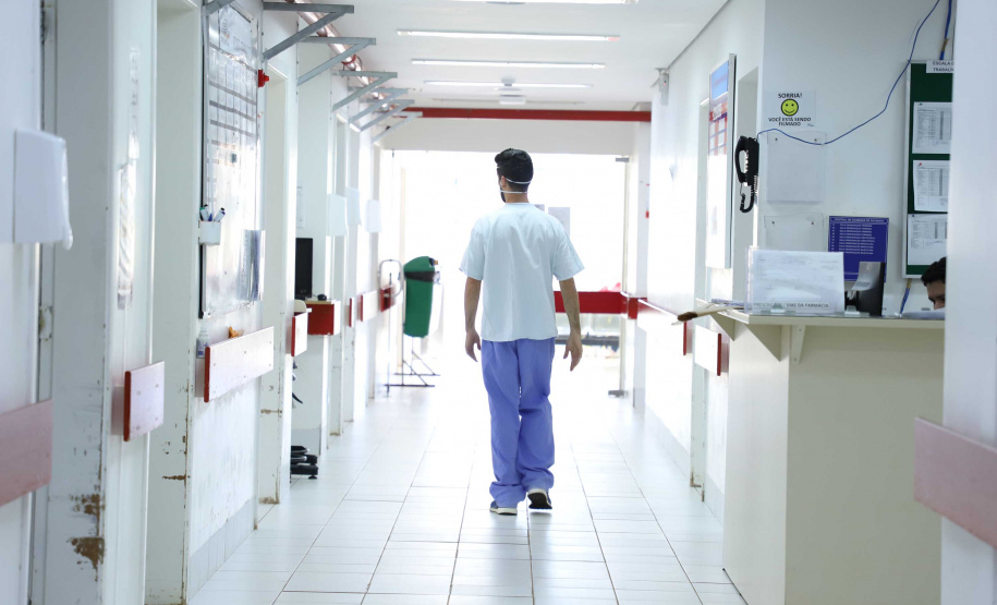 O governador Carlos Massa Ratinho Junior esteve nesta quinta-feira (23) no Hospital Regional Universitário dos Campos Gerais, em Ponta Grossa, e anunciou o repasse de mais de R$ 28 milhões para ações de combate ao novo coronavírus na região.