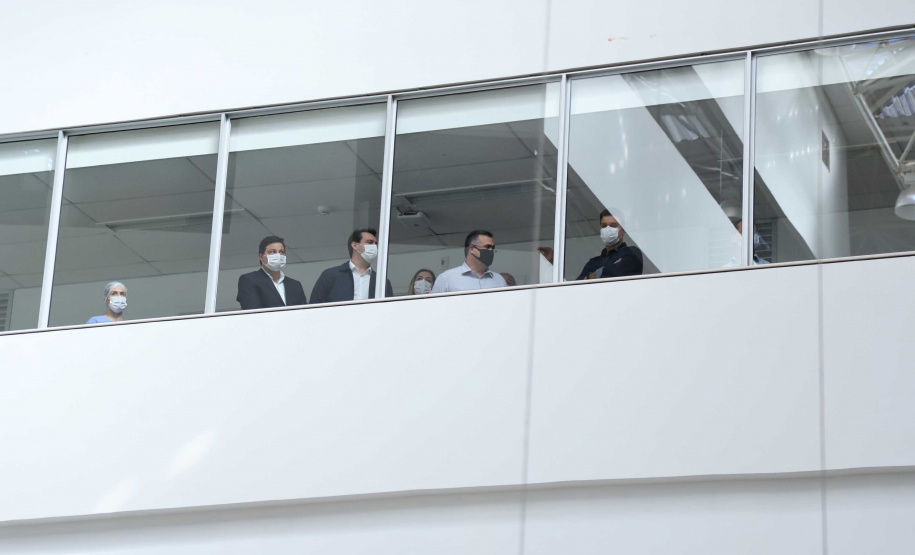 O governador Carlos Massa Ratinho Junior esteve nesta quinta-feira (23) no Hospital Regional Universitário dos Campos Gerais, em Ponta Grossa, e anunciou o repasse de mais de R$ 28 milhões para ações de combate ao novo coronavírus na região.