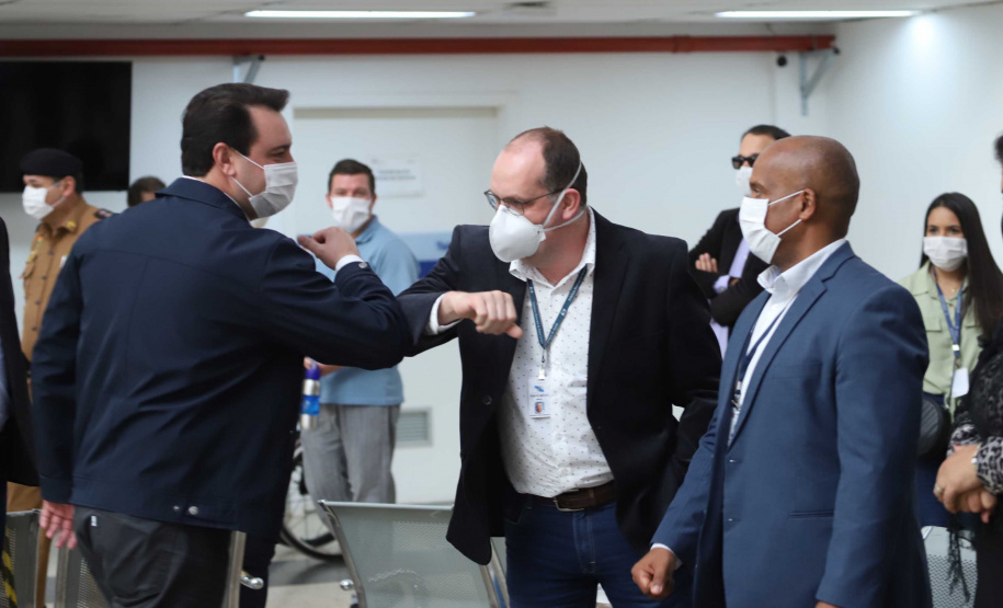 O governador Carlos Massa Ratinho Junior esteve nesta quinta-feira (23) no Hospital Regional Universitário dos Campos Gerais, em Ponta Grossa, e anunciou o repasse de mais de R$ 28 milhões para ações de combate ao novo coronavírus na região.