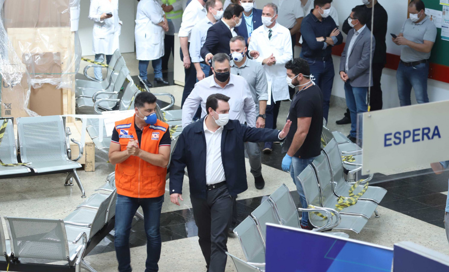 O governador Carlos Massa Ratinho Junior esteve nesta quinta-feira (23) no Hospital Regional Universitário dos Campos Gerais, em Ponta Grossa, e anunciou o repasse de mais de R$ 28 milhões para ações de combate ao novo coronavírus na região.