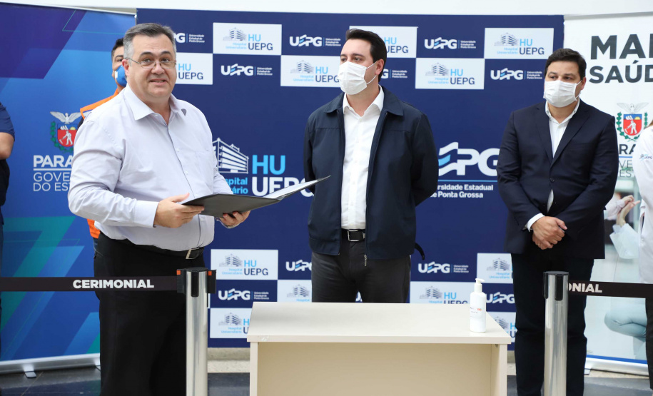 O governador Carlos Massa Ratinho Junior esteve nesta quinta-feira (23) no Hospital Regional Universitário dos Campos Gerais, em Ponta Grossa, e anunciou o repasse de mais de R$ 28 milhões para ações de combate ao novo coronavírus na região.