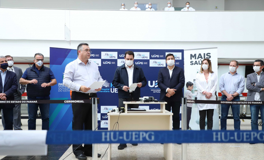 O governador Carlos Massa Ratinho Junior esteve nesta quinta-feira (23) no Hospital Regional Universitário dos Campos Gerais, em Ponta Grossa, e anunciou o repasse de mais de R$ 28 milhões para ações de combate ao novo coronavírus na região.