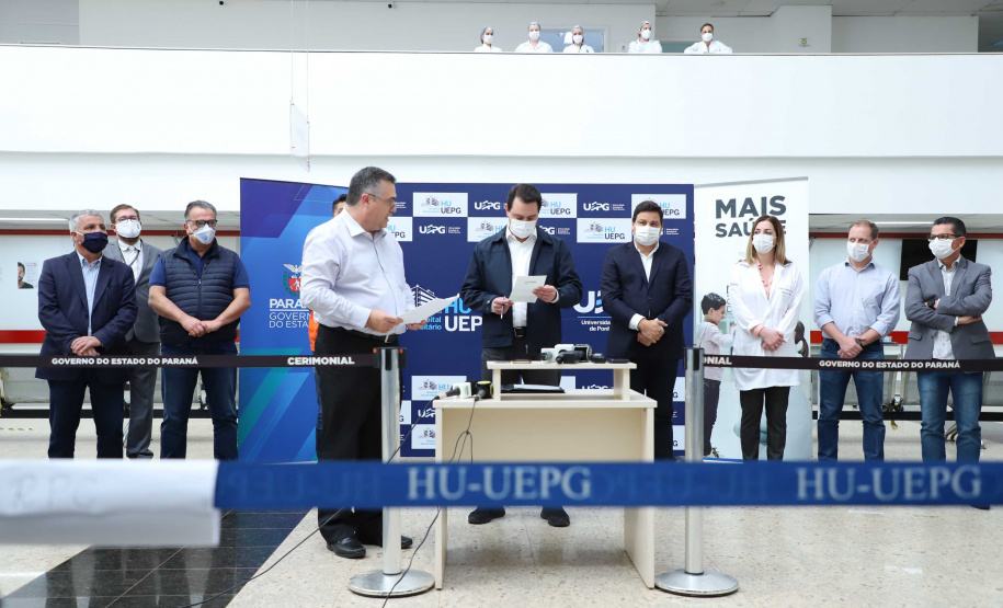 O governador Carlos Massa Ratinho Junior esteve nesta quinta-feira (23) no Hospital Regional Universitário dos Campos Gerais, em Ponta Grossa, e anunciou o repasse de mais de R$ 28 milhões para ações de combate ao novo coronavírus na região.