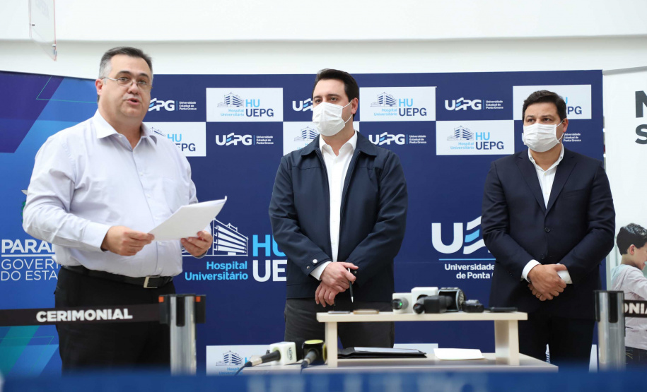 O governador Carlos Massa Ratinho Junior esteve nesta quinta-feira (23) no Hospital Regional Universitário dos Campos Gerais, em Ponta Grossa, e anunciou o repasse de mais de R$ 28 milhões para ações de combate ao novo coronavírus na região.