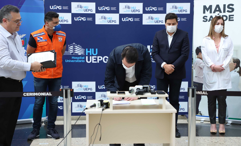 O governador Carlos Massa Ratinho Junior esteve nesta quinta-feira (23) no Hospital Regional Universitário dos Campos Gerais, em Ponta Grossa, e anunciou o repasse de mais de R$ 28 milhões para ações de combate ao novo coronavírus na região.