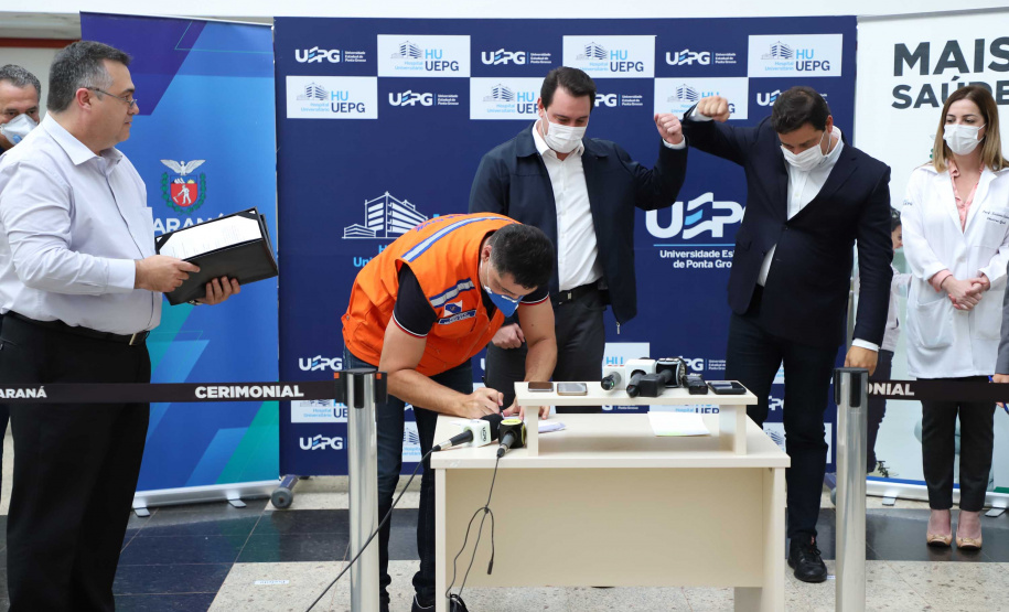 O governador Carlos Massa Ratinho Junior esteve nesta quinta-feira (23) no Hospital Regional Universitário dos Campos Gerais, em Ponta Grossa, e anunciou o repasse de mais de R$ 28 milhões para ações de combate ao novo coronavírus na região.