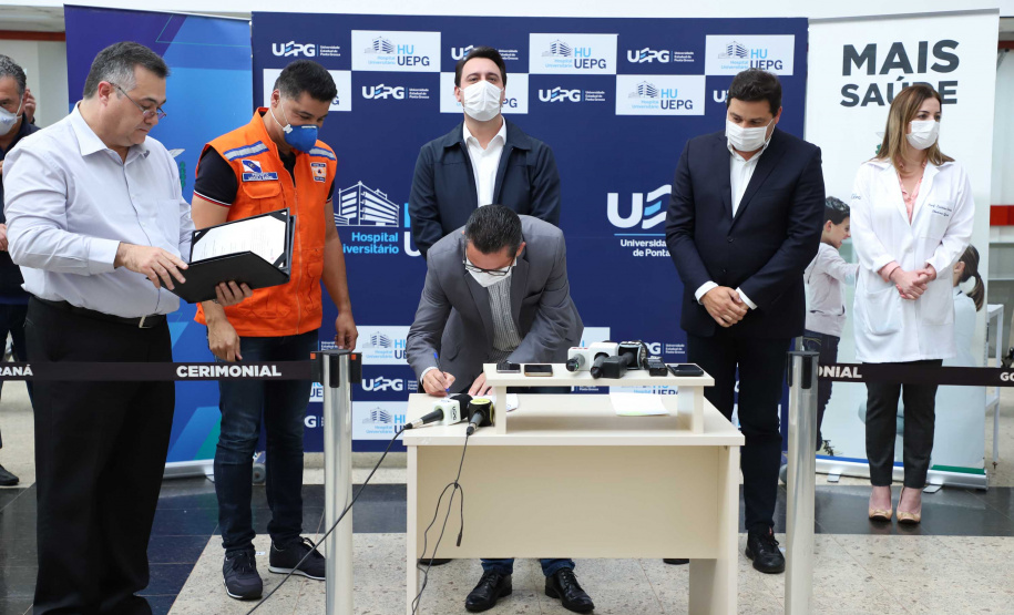 O governador Carlos Massa Ratinho Junior esteve nesta quinta-feira (23) no Hospital Regional Universitário dos Campos Gerais, em Ponta Grossa, e anunciou o repasse de mais de R$ 28 milhões para ações de combate ao novo coronavírus na região.