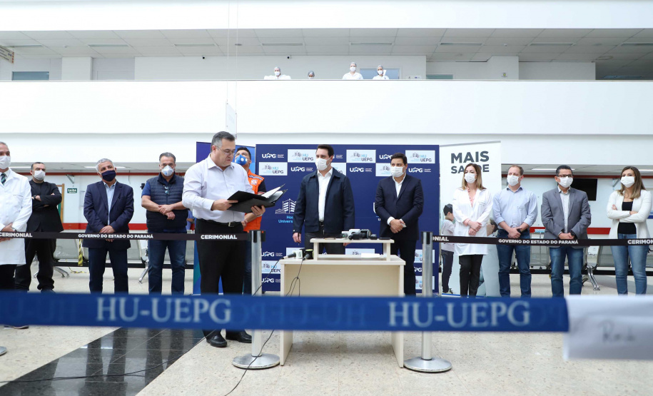 O governador Carlos Massa Ratinho Junior esteve nesta quinta-feira (23) no Hospital Regional Universitário dos Campos Gerais, em Ponta Grossa, e anunciou o repasse de mais de R$ 28 milhões para ações de combate ao novo coronavírus na região.