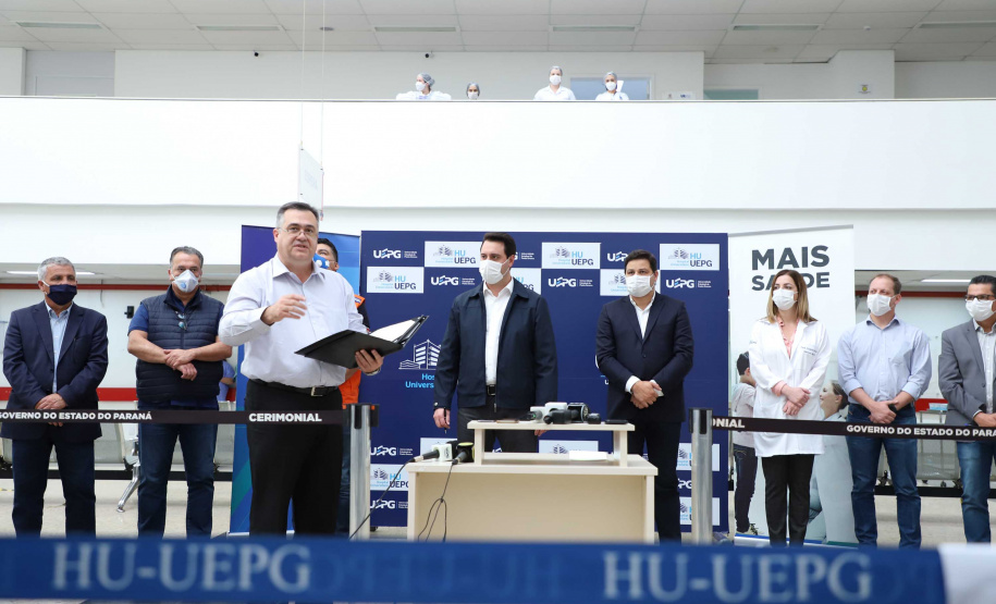 O governador Carlos Massa Ratinho Junior esteve nesta quinta-feira (23) no Hospital Regional Universitário dos Campos Gerais, em Ponta Grossa, e anunciou o repasse de mais de R$ 28 milhões para ações de combate ao novo coronavírus na região.