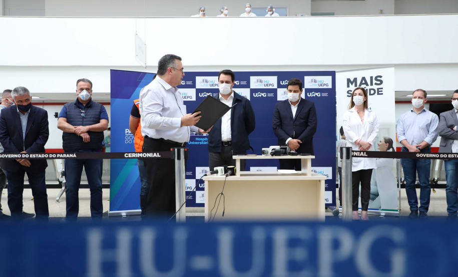 O governador Carlos Massa Ratinho Junior esteve nesta quinta-feira (23) no Hospital Regional Universitário dos Campos Gerais, em Ponta Grossa, e anunciou o repasse de mais de R$ 28 milhões para ações de combate ao novo coronavírus na região.