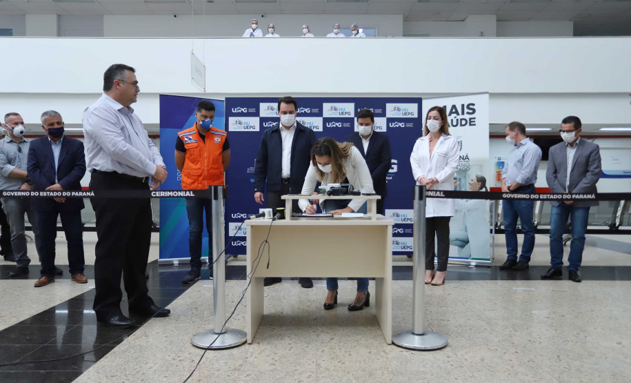 O governador Carlos Massa Ratinho Junior esteve nesta quinta-feira (23) no Hospital Regional Universitário dos Campos Gerais, em Ponta Grossa, e anunciou o repasse de mais de R$ 28 milhões para ações de combate ao novo coronavírus na região.