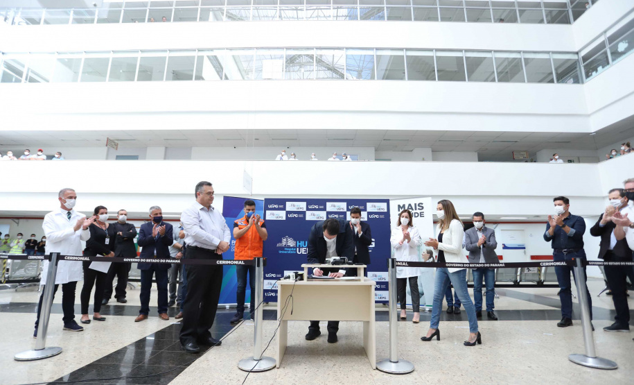O governador Carlos Massa Ratinho Junior esteve nesta quinta-feira (23) no Hospital Regional Universitário dos Campos Gerais, em Ponta Grossa, e anunciou o repasse de mais de R$ 28 milhões para ações de combate ao novo coronavírus na região.