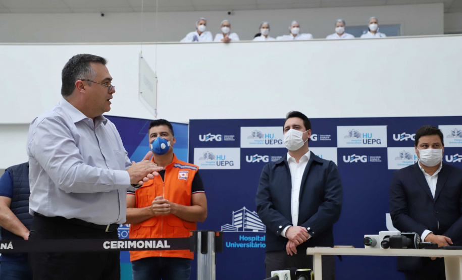 O governador Carlos Massa Ratinho Junior esteve nesta quinta-feira (23) no Hospital Regional Universitário dos Campos Gerais, em Ponta Grossa, e anunciou o repasse de mais de R$ 28 milhões para ações de combate ao novo coronavírus na região.