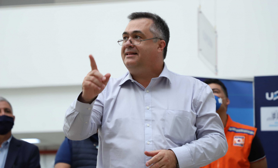 O governador Carlos Massa Ratinho Junior esteve nesta quinta-feira (23) no Hospital Regional Universitário dos Campos Gerais, em Ponta Grossa, e anunciou o repasse de mais de R$ 28 milhões para ações de combate ao novo coronavírus na região.