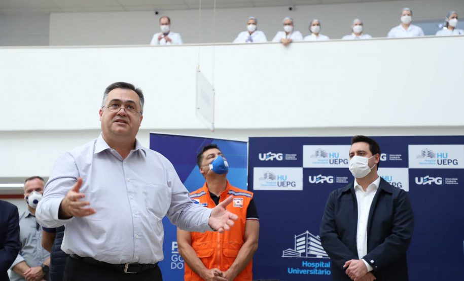O governador Carlos Massa Ratinho Junior esteve nesta quinta-feira (23) no Hospital Regional Universitário dos Campos Gerais, em Ponta Grossa, e anunciou o repasse de mais de R$ 28 milhões para ações de combate ao novo coronavírus na região.